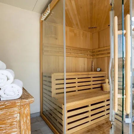 Ultimate Family Home With Private Pool & Sauna Βίλα