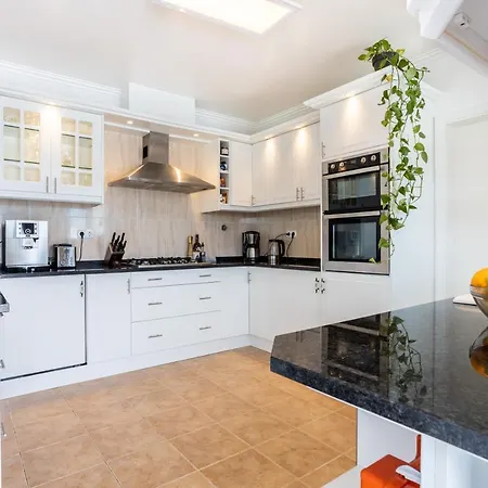 Βίλα Ultimate Family Home With Private Pool & Sauna